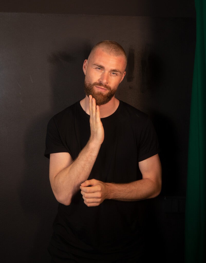 Daniel Korte mit rasierten Haaren in einem schwarzen Hemd Daniel Korte mit rasierten Haaren in einem schwarzen Hemd