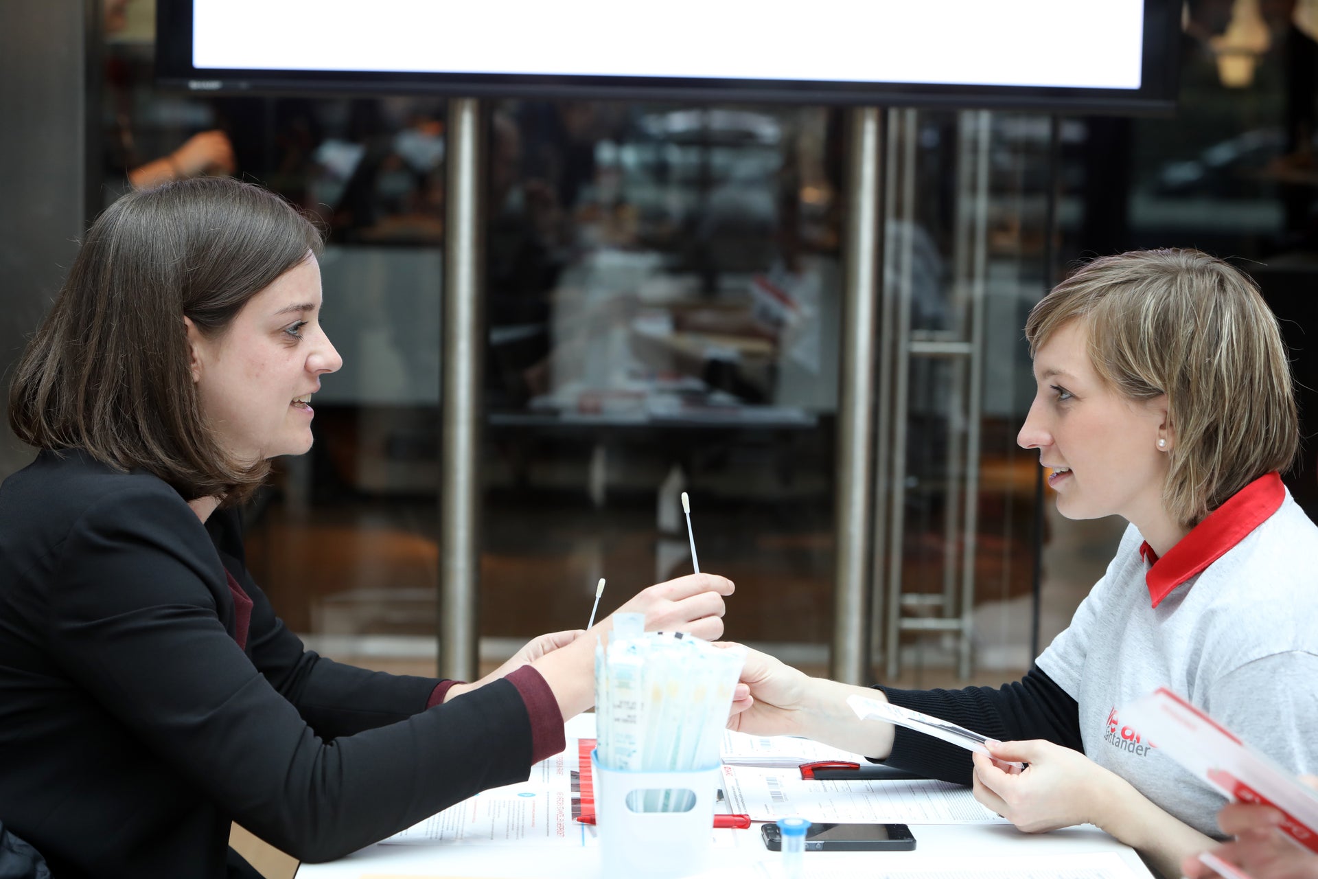 Sabine Mangold (r.) übergibt einer Kollegin die Wattestäbchen zur Registrierung Sabine Mangold (r.) übergibt einer Kollegin die Wattestäbchen zur Registrierung