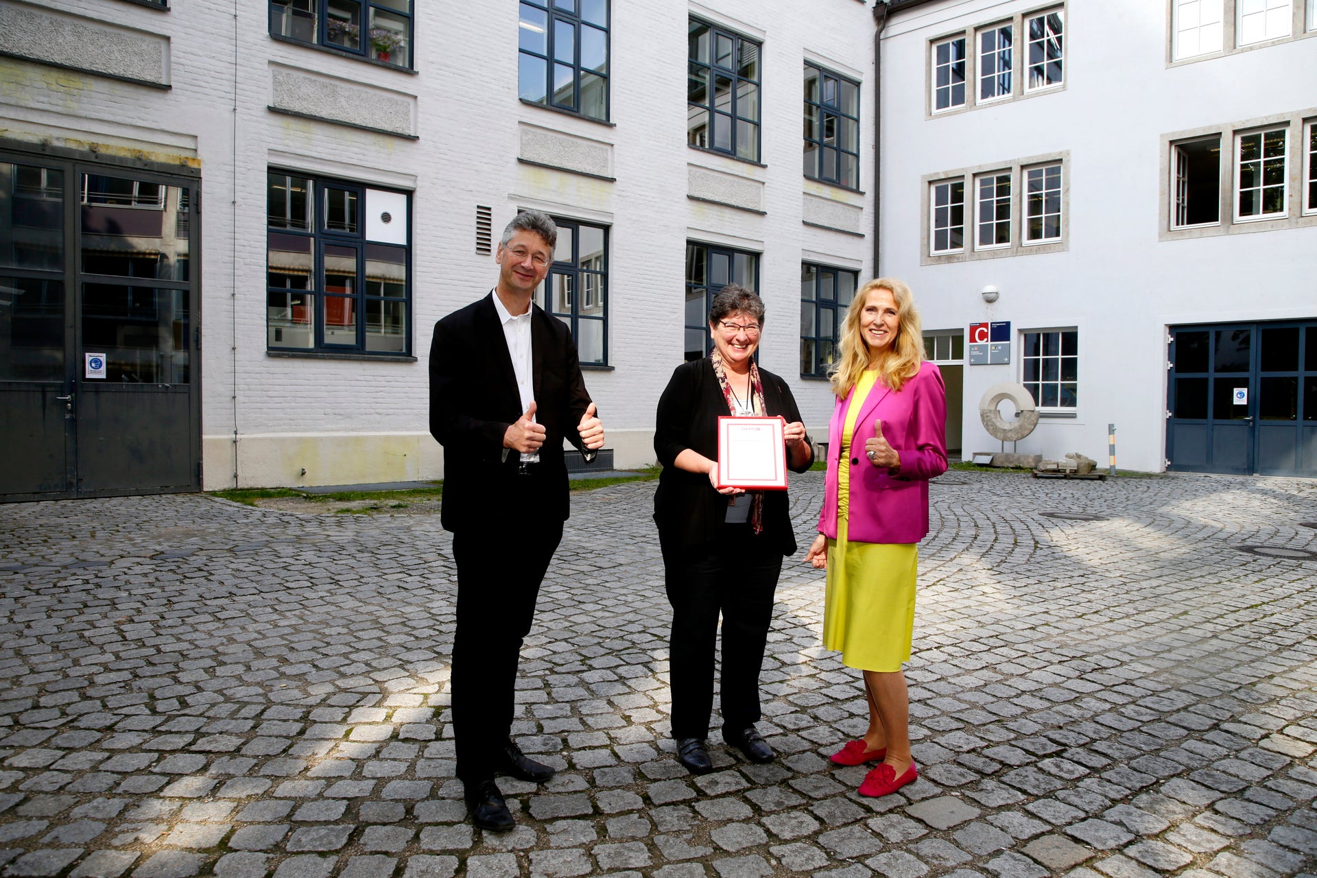 v.l. Kultusminister Prof. Dr. Michael Piazolo, Brigitte Lehenberger und DKMS Geschäftsführerin Dr. Elke Neujahr