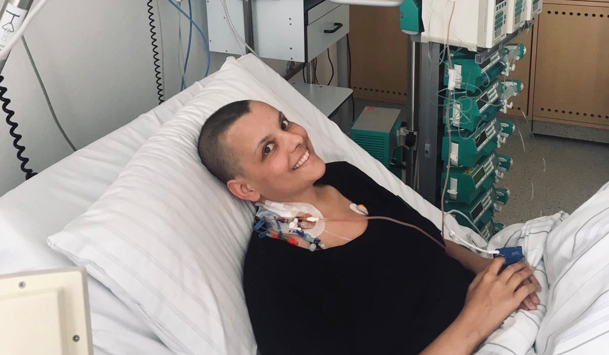 Eine Frau, die in einem Krankenhausbett liegt Eine Frau, die in einem Krankenhausbett liegt