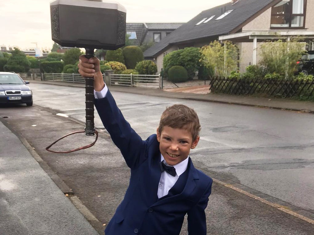 Kleiner Mann ganz groß - Justus hat sich ins Leben zurückgekämpft
er trägt einen Anzug und hält einen Minecraft Hammer hoch Kleiner Mann ganz groß - Justus hat sich ins Leben zurückgekämpft
er trägt einen Anzug und hält einen Minecraft Hammer hoch