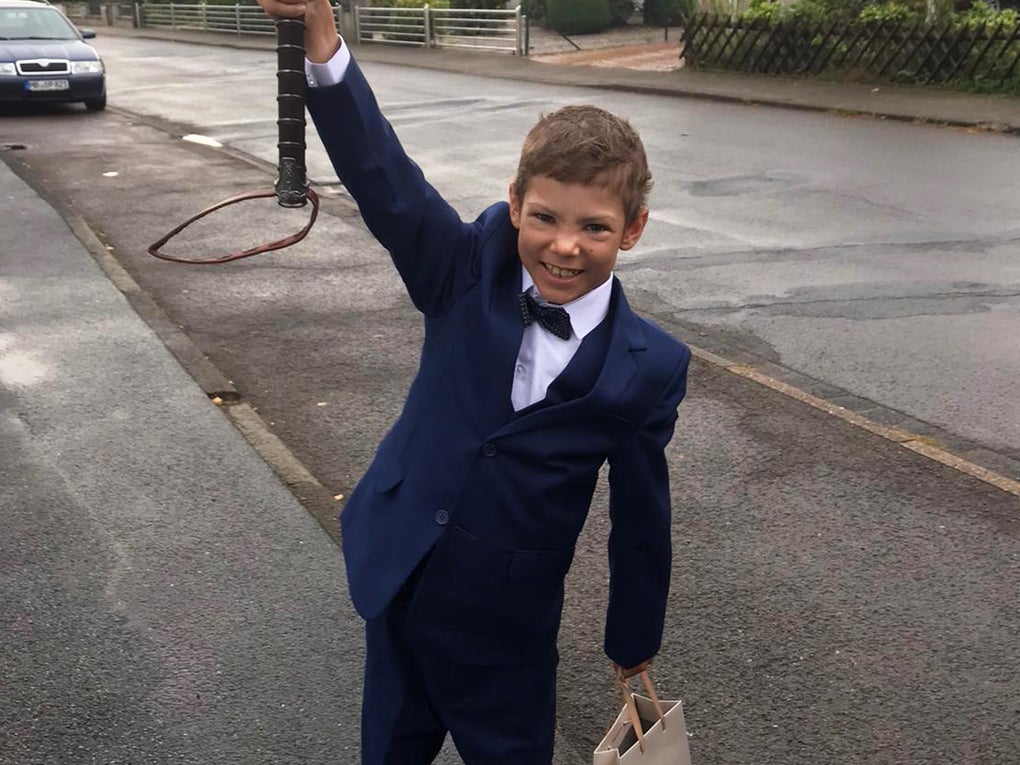 Kleiner Mann ganz groß - Justus hat sich ins Leben zurückgekämpft
er trägt einen Anzug und hält einen Minecraft Hammer hoch Kleiner Mann ganz groß - Justus hat sich ins Leben zurückgekämpft
er trägt einen Anzug und hält einen Minecraft Hammer hoch