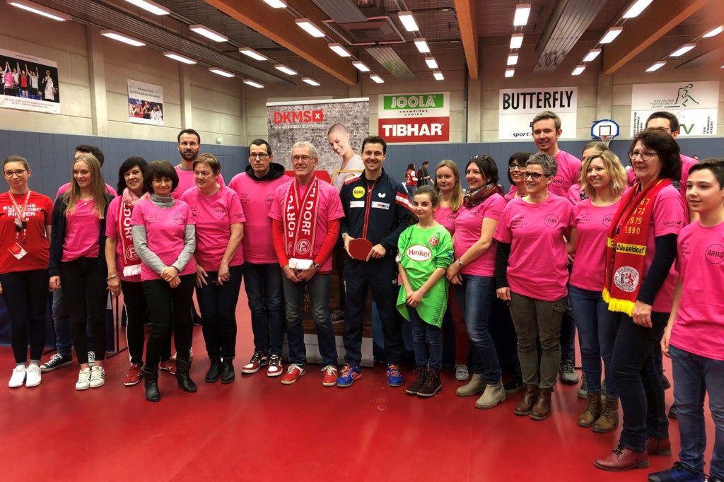 Eine Gruppe von Menschen in rosa T-Shirts Eine Gruppe von Menschen in rosa T-Shirts