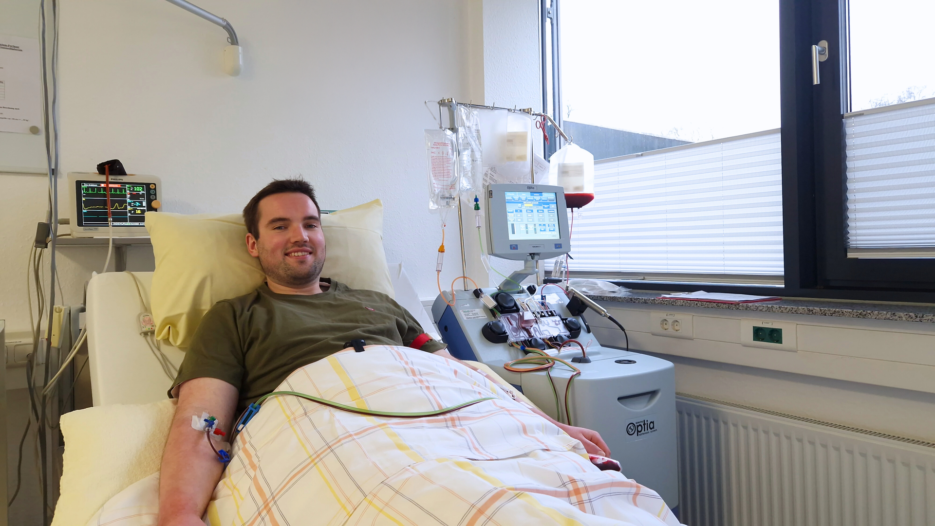 Ein Mann liegt während der Stammzellspende in einem Apherese Stuhl Ein Mann liegt während der Stammzellspende in einem Apherese Stuhl