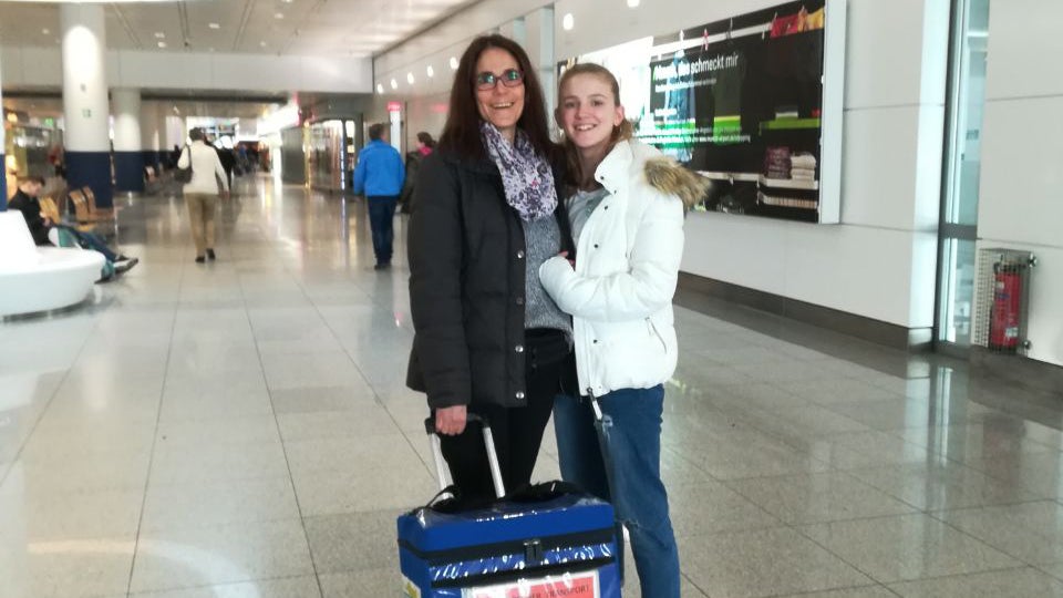 Tochter Rinah verabschiedet ihre Mutter am Flughafen Tochter Rinah verabschiedet ihre Mutter am Flughafen