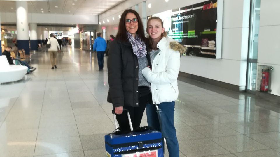 Tochter Rinah verabschiedet ihre Mutter am Flughafen
