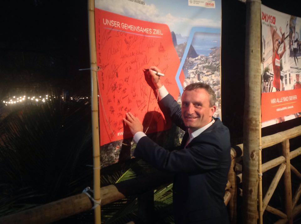 Düsseldorfs OB Thomas Geisel unterschreibt auf dem Banner #WirfuerDKMS Düsseldorfs OB Thomas Geisel unterschreibt auf dem Banner #WirfuerDKMS