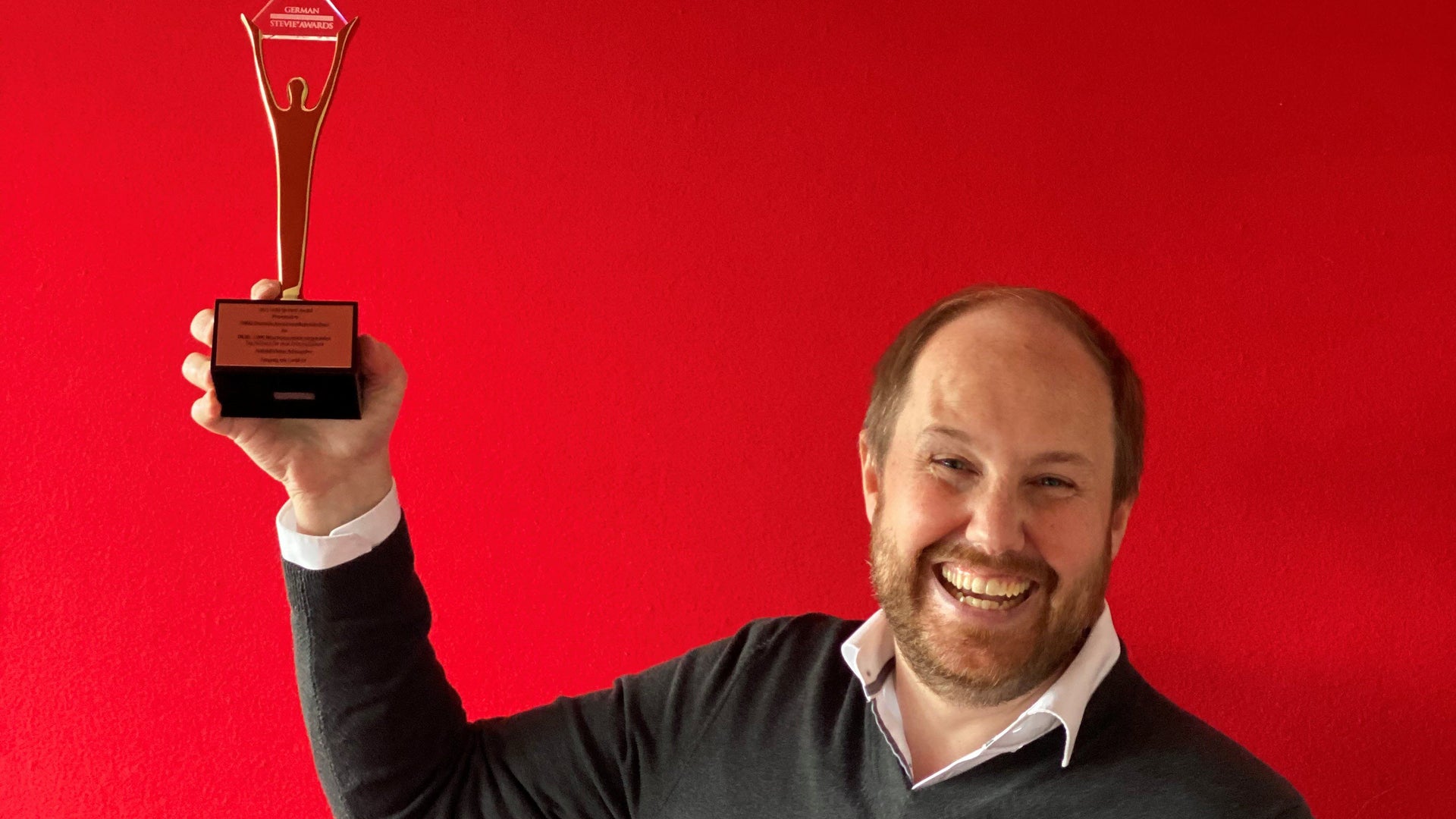 Daniel Knoll ist Director Human Resources der DKMS, hier hält er einen Preis in die Luft Daniel Knoll ist Director Human Resources der DKMS, hier hält er einen Preis in die Luft