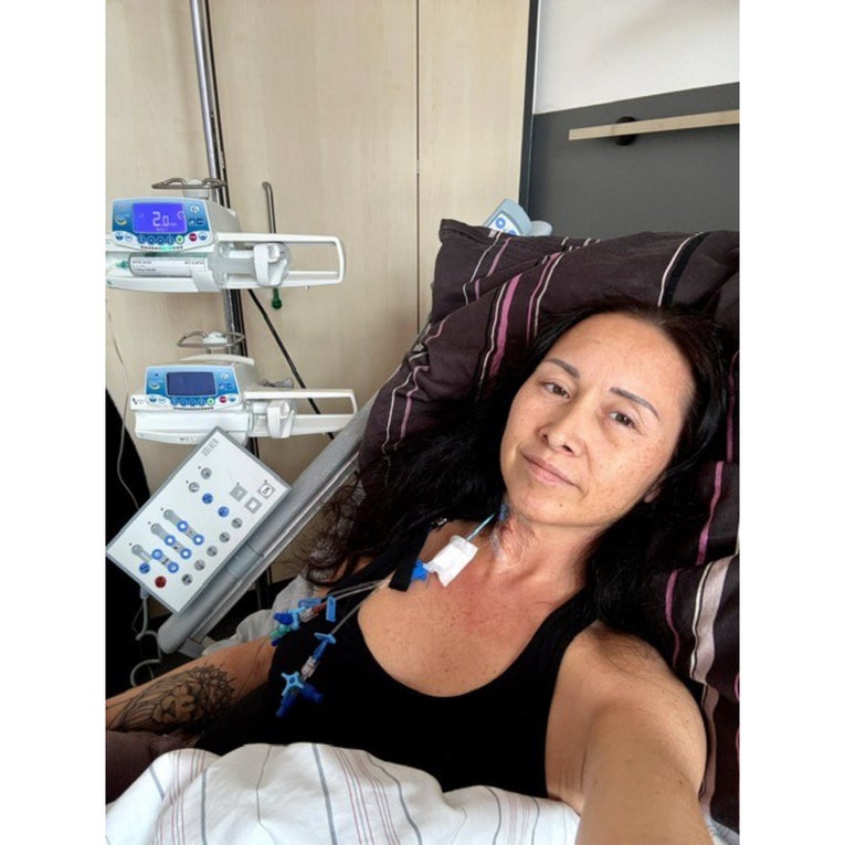 Patientin Daniela im Krankenhausbett Patientin Daniela im Krankenhausbett