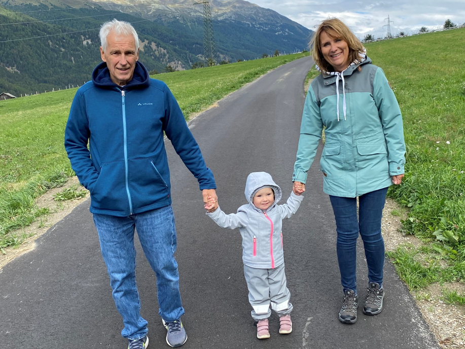 ein Mann und eine Frauen halten ein Kleinkind an der Hand ein Mann und eine Frauen halten ein Kleinkind an der Hand