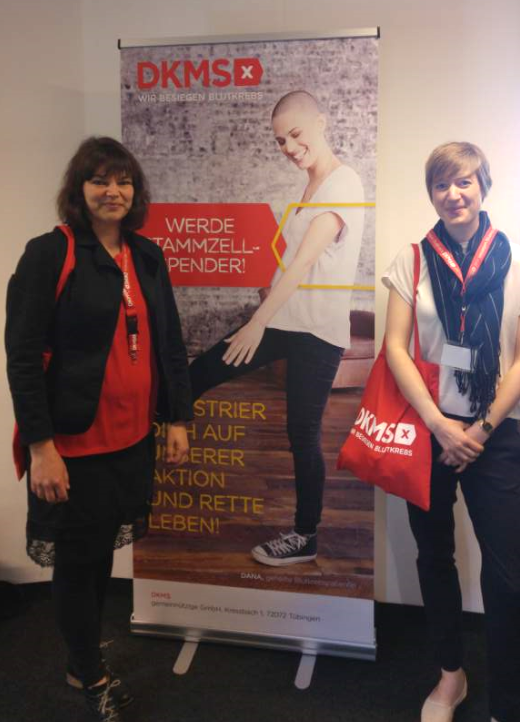 Die DKMS-Mitarbeiter Simone Adam (l.) und Anja Schönleben beim Patientenkongress in Hamburg