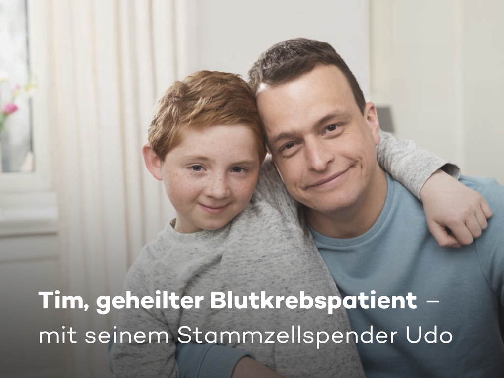 Der geheilte Blutkrebspatient Tim und sein Stammzellspender Udo halten sich lächelnd im Arm. Der geheilte Blutkrebspatient Tim und sein Stammzellspender Udo halten sich lächelnd im Arm.