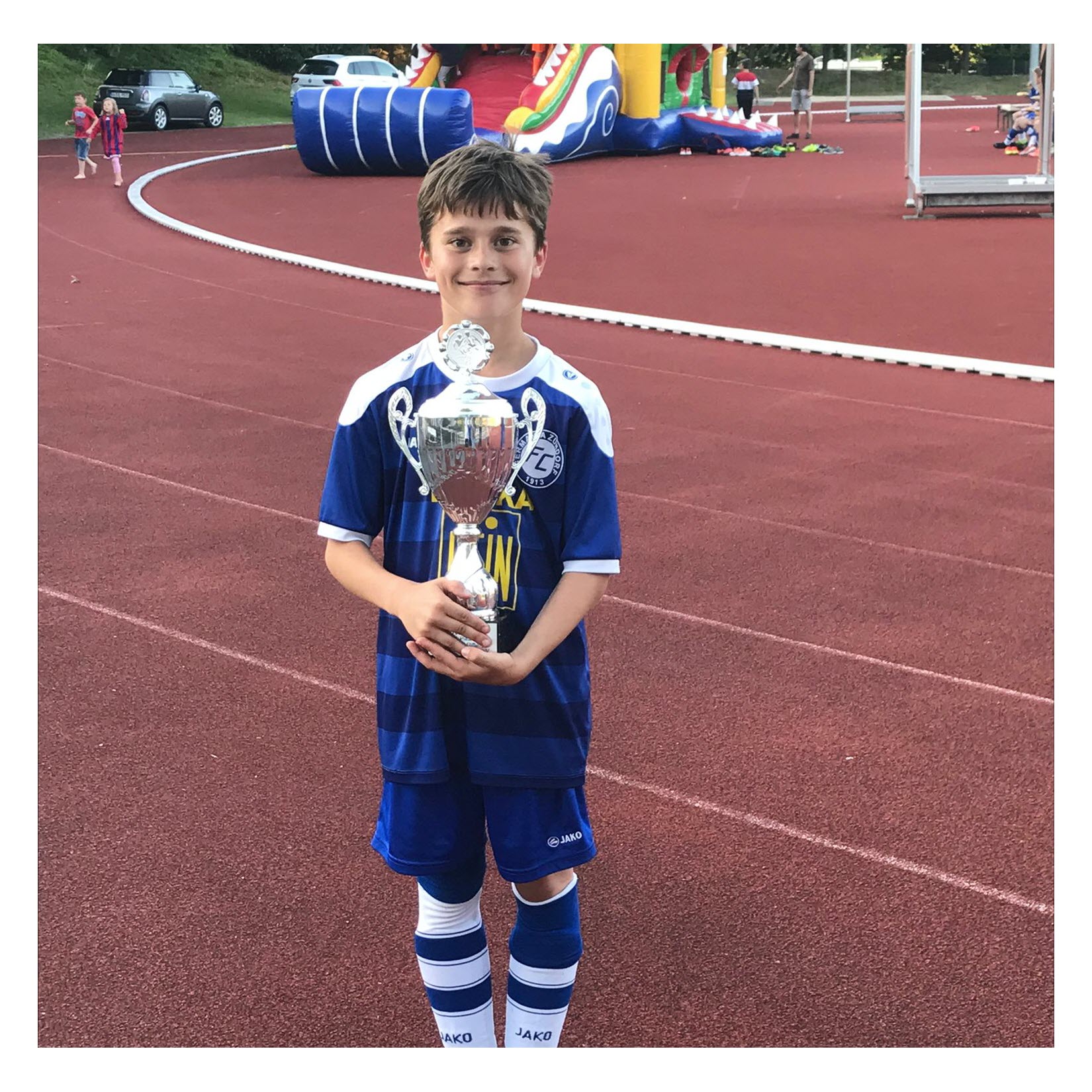 Patient Mattes hält eine Trophäe Patient Mattes hält eine Trophäe