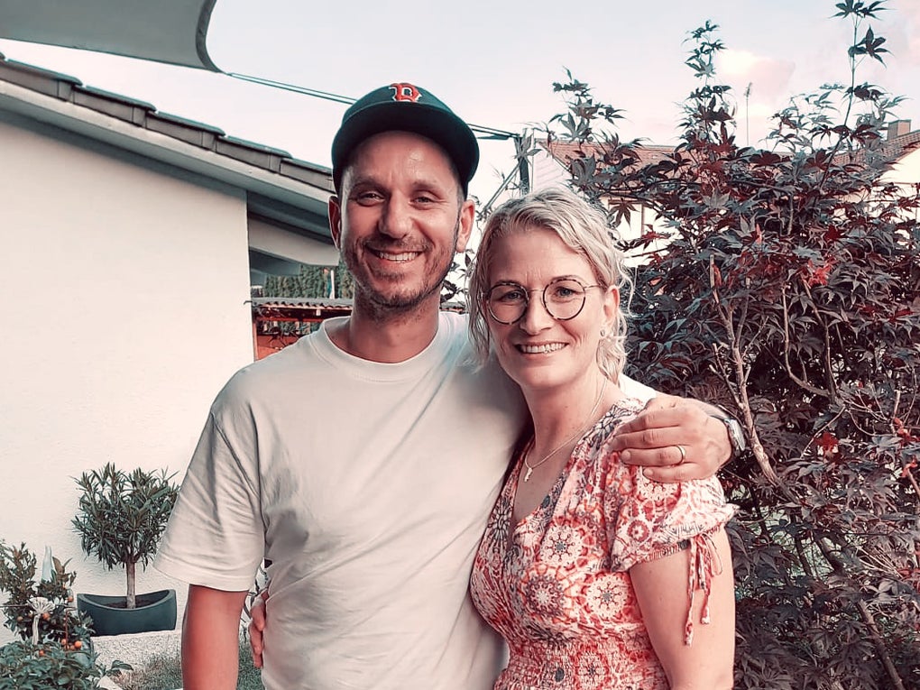 ein Mann und eine Frau posieren Arm in Arm für ein Foto ein Mann und eine Frau posieren Arm in Arm für ein Foto