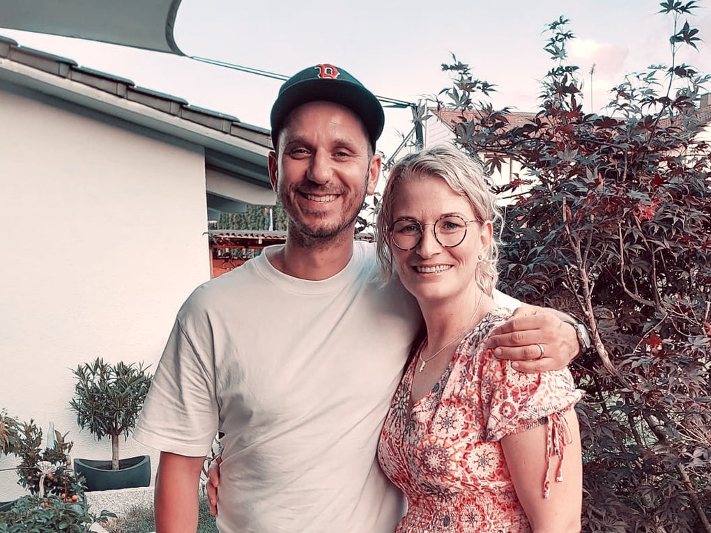 ein Mann und eine Frau posieren Arm in Arm für ein Foto ein Mann und eine Frau posieren Arm in Arm für ein Foto