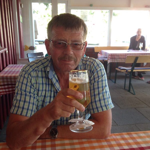 Das Bild zeigt Patient Günter mit einem Bier in der Hand.