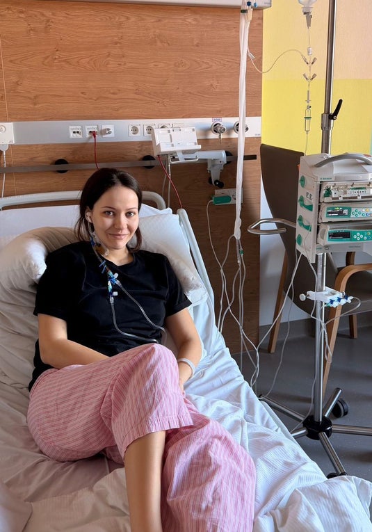 Patientin Cinja liegt im Krankenhausbett Patientin Cinja liegt im Krankenhausbett