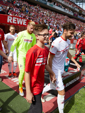 FC Köln Einlauf, Spieler und Kinder trafen FC Merch und DKMS Logos
