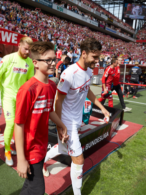 FC Köln Einlauf, Spieler und Kinder trafen FC Merch und DKMS Logos