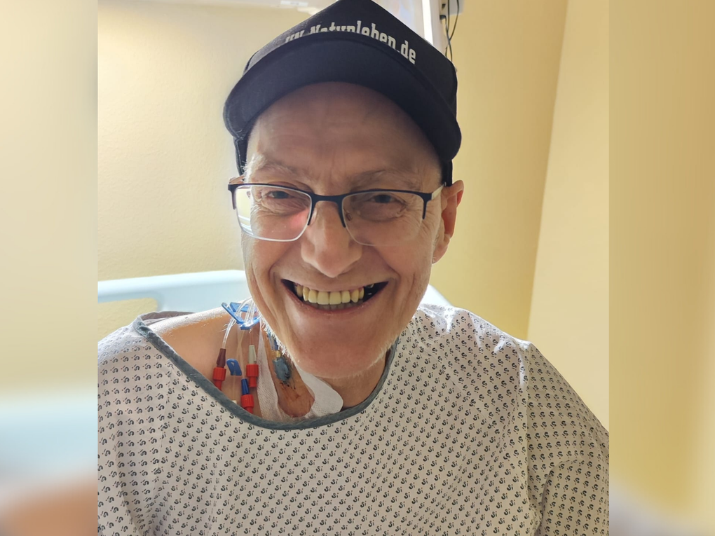 Ein Mann mit Mütze und Patientenhemd Ein Mann mit Mütze und Patientenhemd