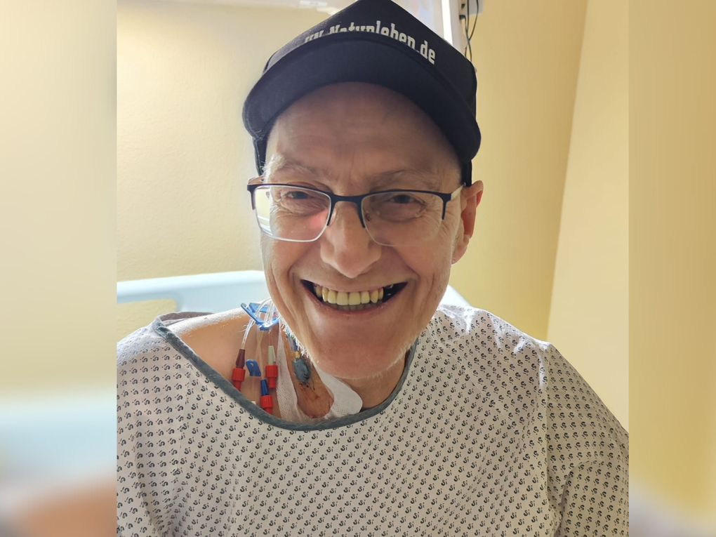 Ein Mann mit Mütze und Patientenhemd Ein Mann mit Mütze und Patientenhemd