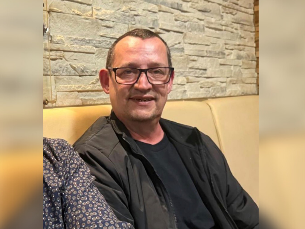 Ein Mann trägt Brille und sitzt auf einer gelben Ledercouch. Ein Mann trägt Brille und sitzt auf einer gelben Ledercouch.