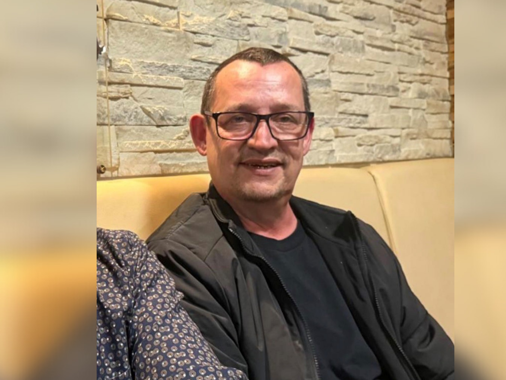 Ein Mann trägt Brille und sitzt auf einer gelben Ledercouch. Ein Mann trägt Brille und sitzt auf einer gelben Ledercouch.
