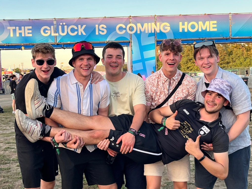 Eine Gruppe von Männern posiert für ein Foto Eine Gruppe von Männern posiert für ein Foto