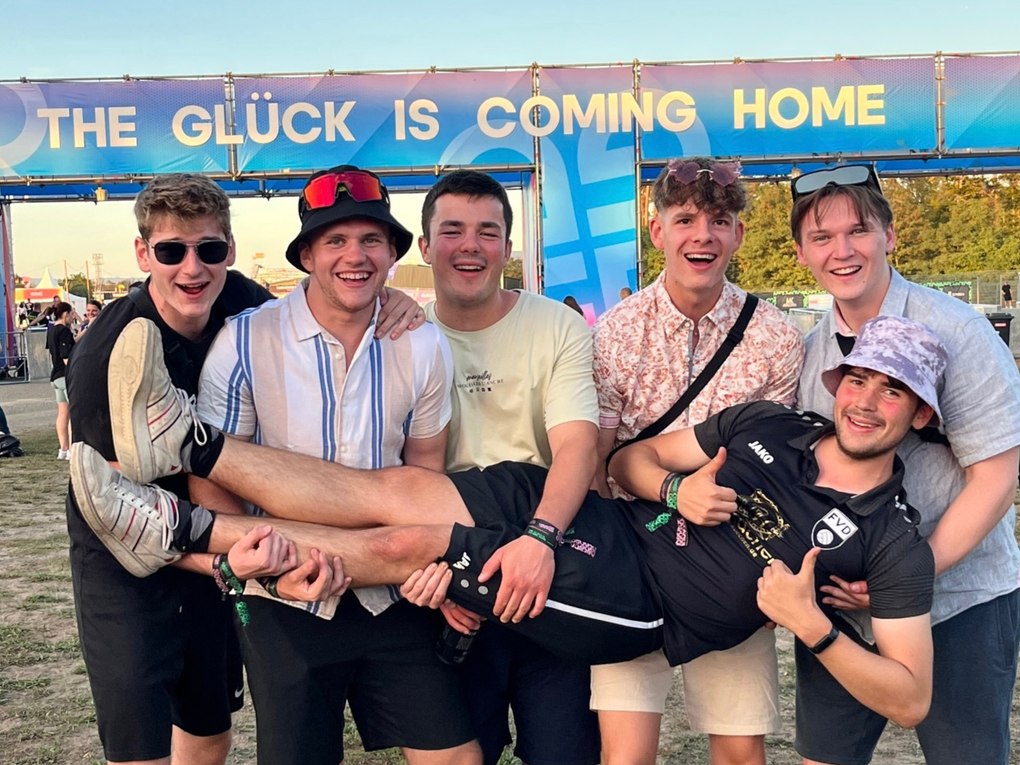 Eine Gruppe von Männern posiert für ein Foto Eine Gruppe von Männern posiert für ein Foto