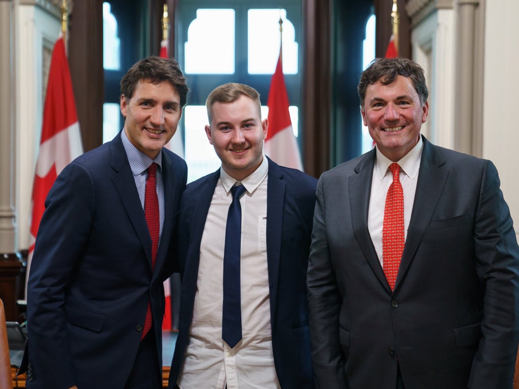 Eine Gruppe von Männern in Anzügen Eine Gruppe von Männern in Anzügen