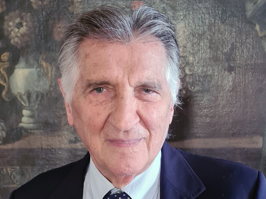 Professor Massimo Martelli in Anzug und Krawatte Professor Massimo Martelli in Anzug und Krawatte