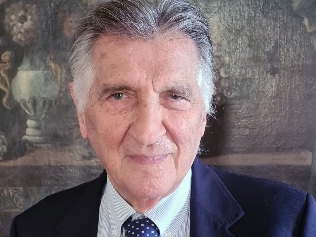 Professor Massimo Martelli in Anzug und Krawatte Professor Massimo Martelli in Anzug und Krawatte