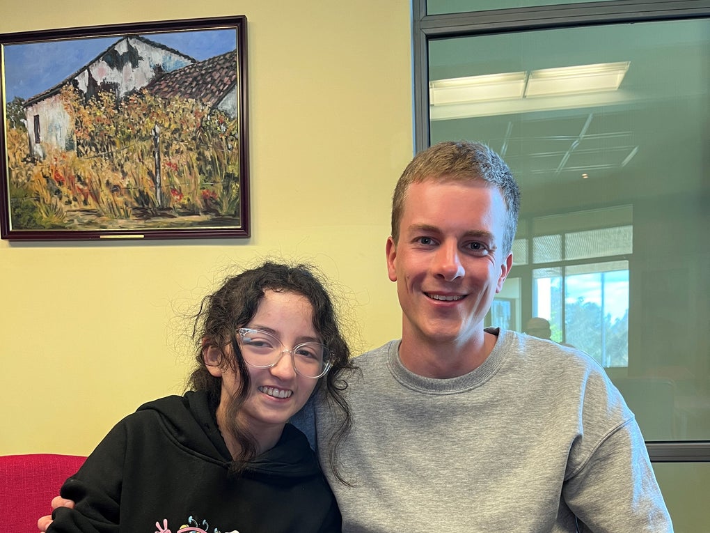 ein Mann und eine Frau posieren für ein Foto ein Mann und eine Frau posieren für ein Foto