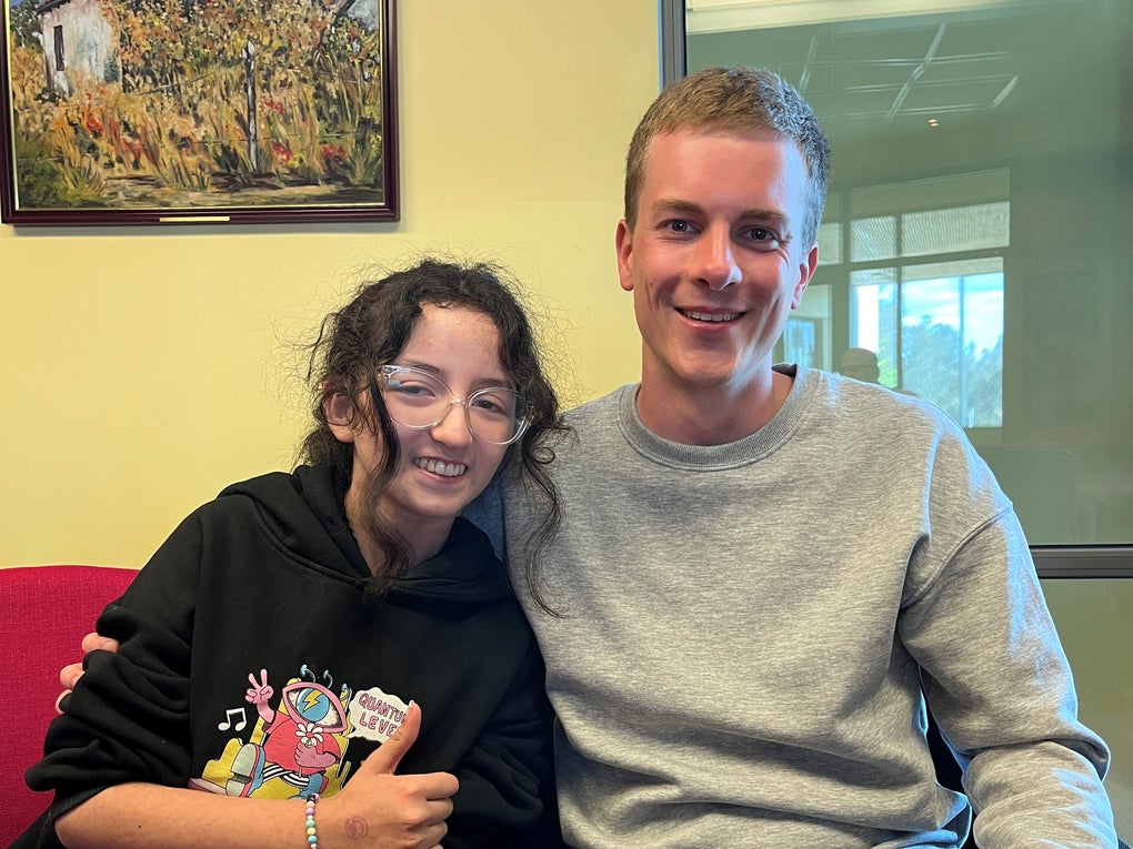 ein Mann und eine Frau posieren für ein Foto ein Mann und eine Frau posieren für ein Foto