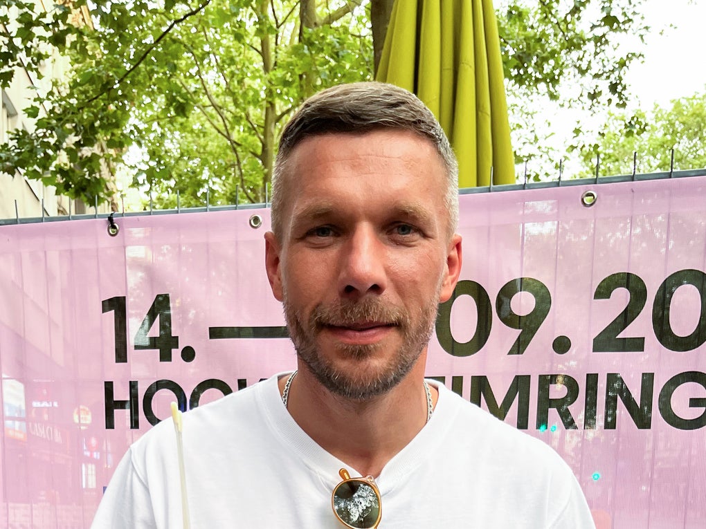 Ein Mann in einem weißen Hemd Ein Mann in einem weißen Hemd