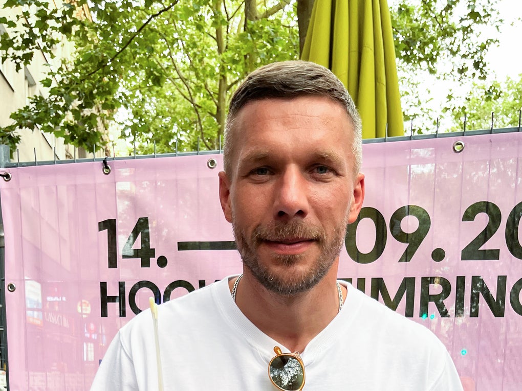 Ein Mann in einem weißen Hemd Ein Mann in einem weißen Hemd