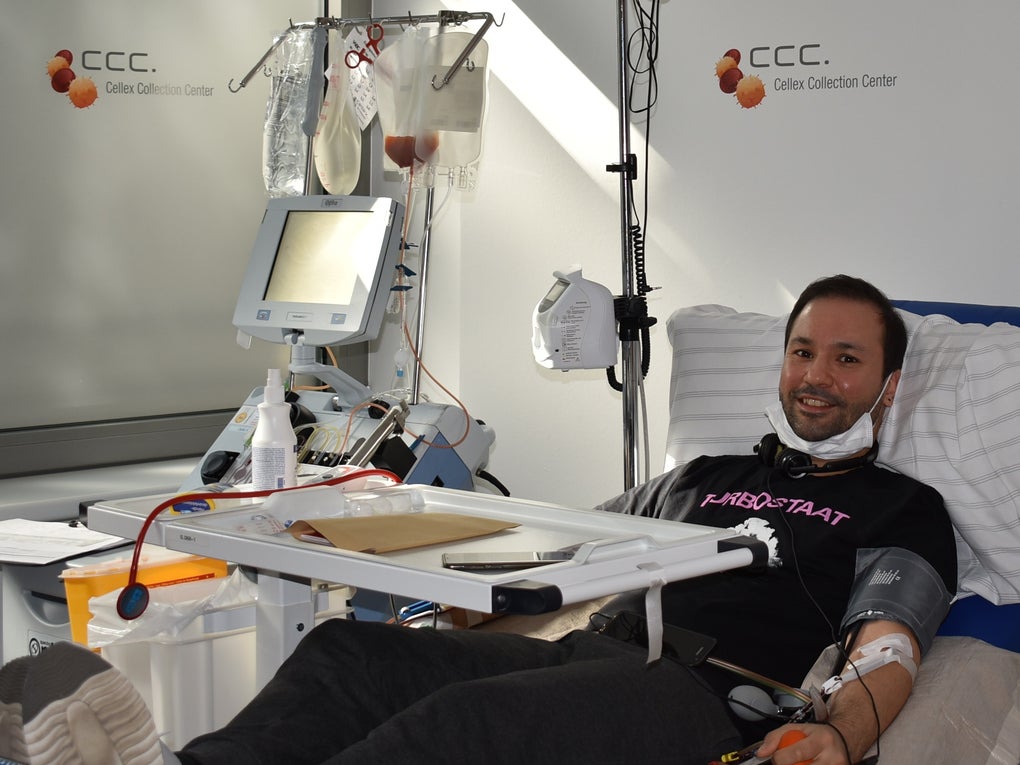 Emrah liegt in einem Apherese Stuhl Emrah liegt in einem Apherese Stuhl