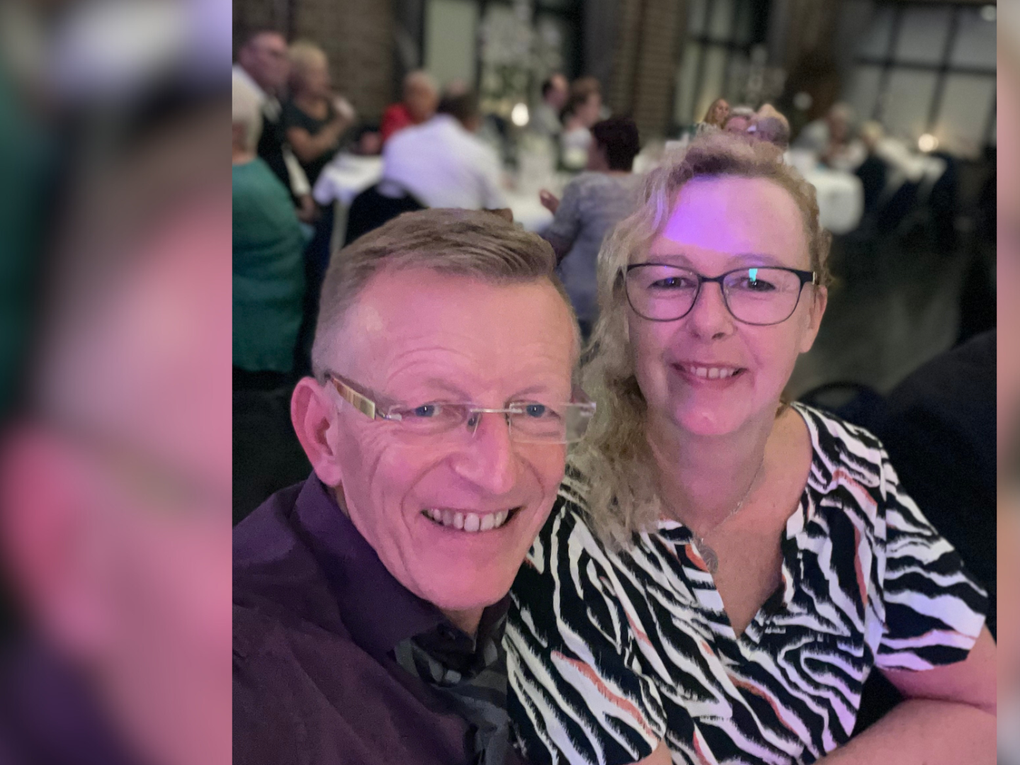 Ein Mann und eine Frau lächeln in die Kamera Ein Mann und eine Frau lächeln in die Kamera
