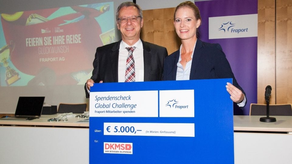Spendencheck Übergabe von Fraport an die DKMS Spendencheck Übergabe von Fraport an die DKMS