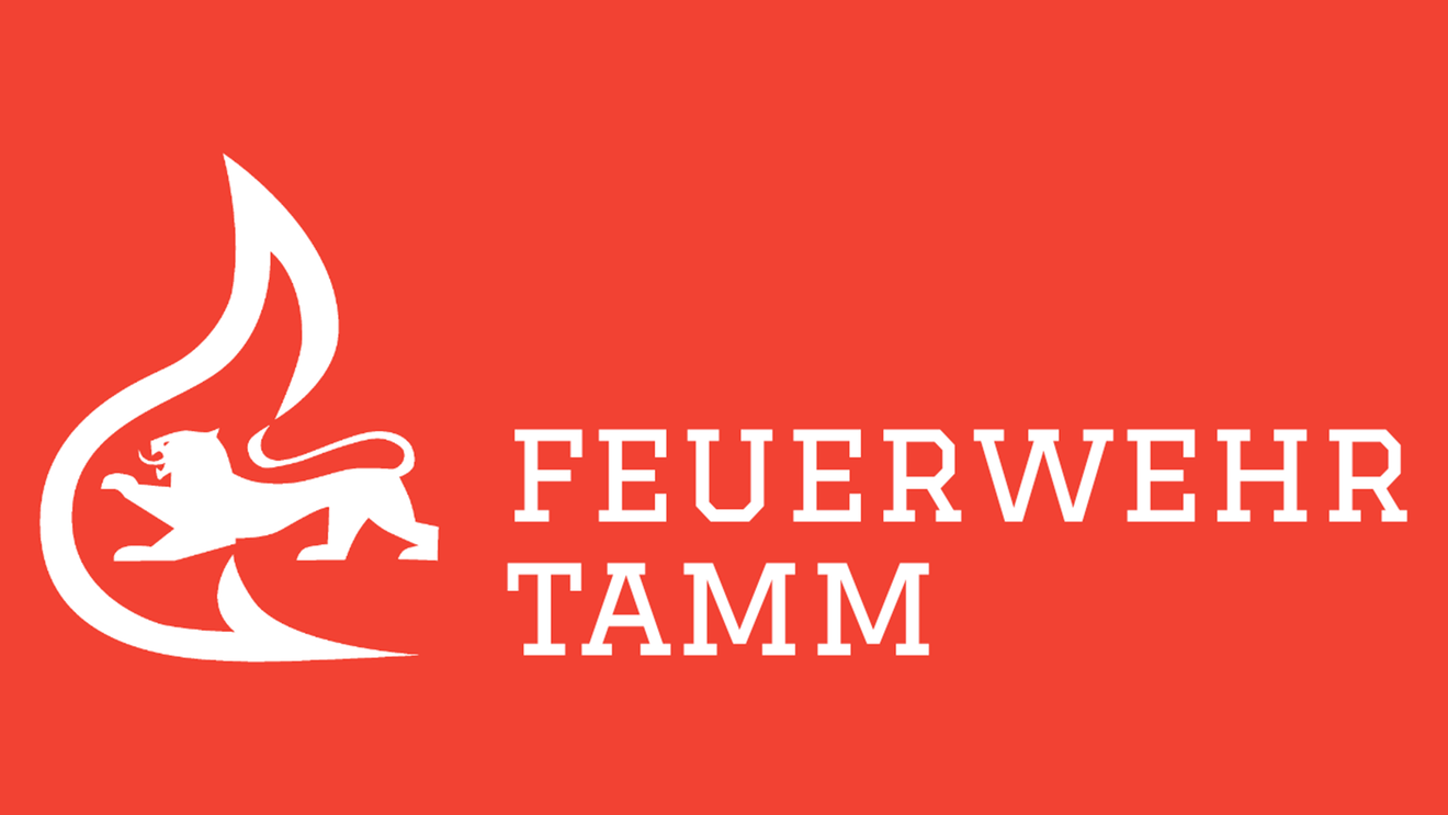Man sieht das Logo der Feuewehr Tamm. Der Hintergrund ist orange und die Schrift ist weiß.