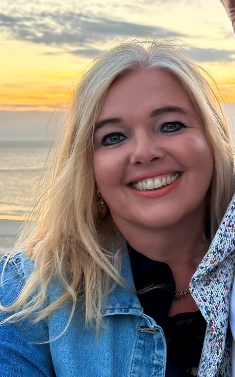 Blonde Frau lächelt in die Kamera. Blonde Frau lächelt in die Kamera.