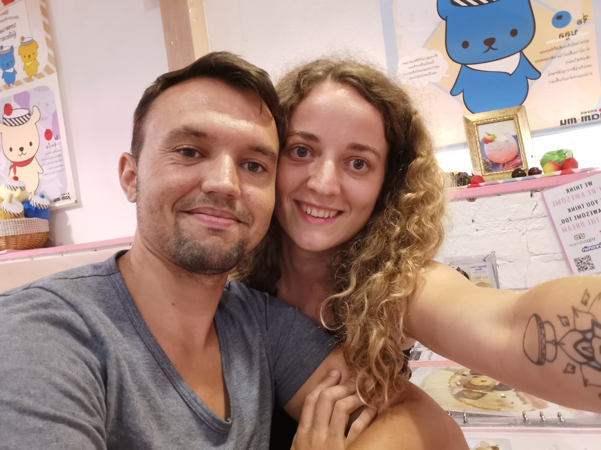 Alexander und Jennifer reisen viel und gerne und sind neugierig auf fremde Menschen und Kulturen Alexander und Jennifer reisen viel und gerne und sind neugierig auf fremde Menschen und Kulturen