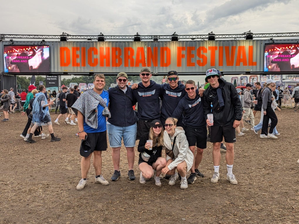 Eine Gruppe von Menschen posiert für ein Foto auf dem Deichbrand-Festival Eine Gruppe von Menschen posiert für ein Foto auf dem Deichbrand-Festival