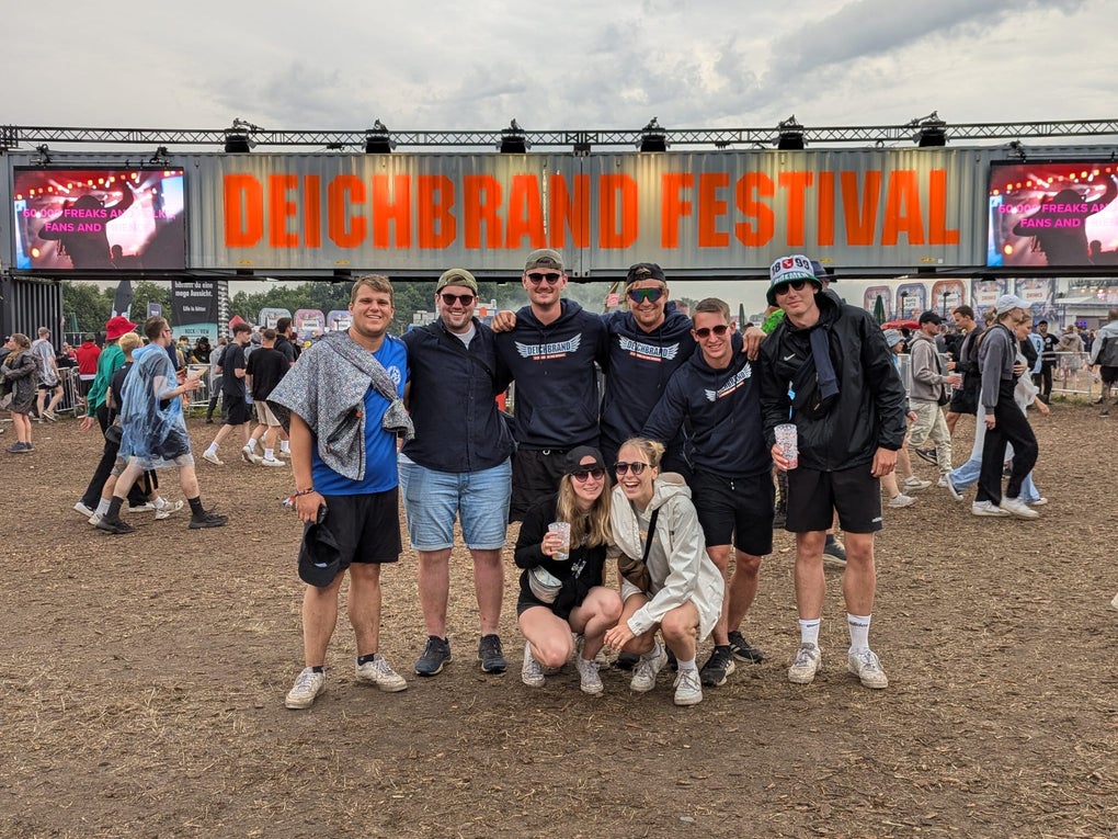 Eine Gruppe von Menschen posiert für ein Foto auf dem Deichbrand-Festival Eine Gruppe von Menschen posiert für ein Foto auf dem Deichbrand-Festival