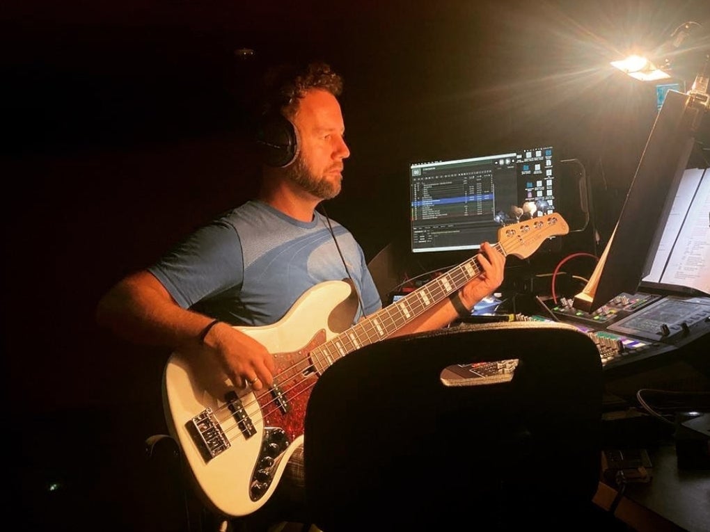 Ein Mann spielt in einem Studio Bass Ein Mann spielt in einem Studio Bass