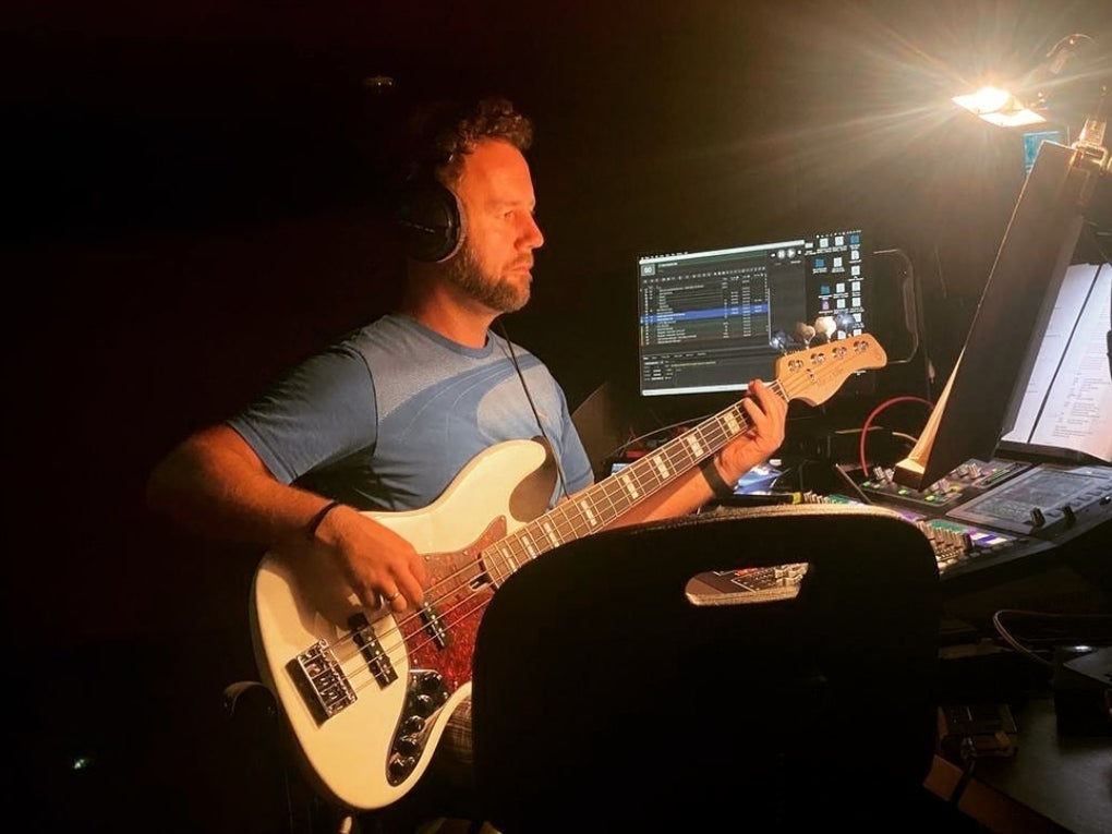 Ein Mann spielt in einem Studio Bass Ein Mann spielt in einem Studio Bass