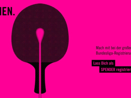 Ein pinkes Poster mit einem Tischtennisschläger. In der Mitte davon sieht man ein Wattestäbchen. Links steht der Text "Spiel Satz. Stäbchen. Vereint. Gegen Blutkrebs" Ein pinkes Poster mit einem Tischtennisschläger. In der Mitte davon sieht man ein Wattestäbchen. Links steht der Text "Spiel Satz. Stäbchen. Vereint. Gegen Blutkrebs"