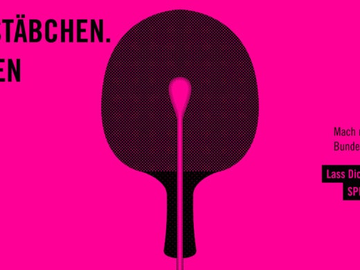 Ein pinkes Poster mit einem Tischtennisschläger. In der Mitte davon sieht man ein Wattestäbchen. Links steht der Text "Spiel Satz. Stäbchen. Vereint. Gegen Blutkrebs" Ein pinkes Poster mit einem Tischtennisschläger. In der Mitte davon sieht man ein Wattestäbchen. Links steht der Text "Spiel Satz. Stäbchen. Vereint. Gegen Blutkrebs"
