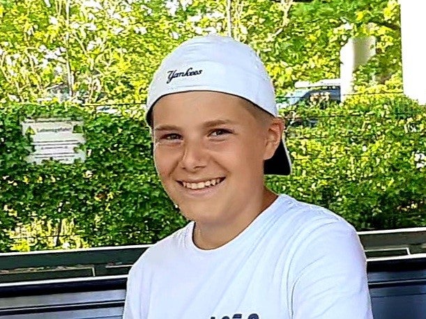 Junge mit Cap lächelt in die Kamera Junge mit Cap lächelt in die Kamera