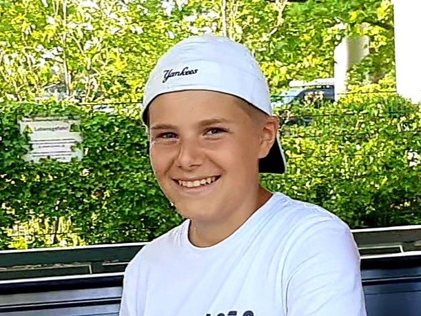 Junge mit Cap lächelt in die Kamera Junge mit Cap lächelt in die Kamera